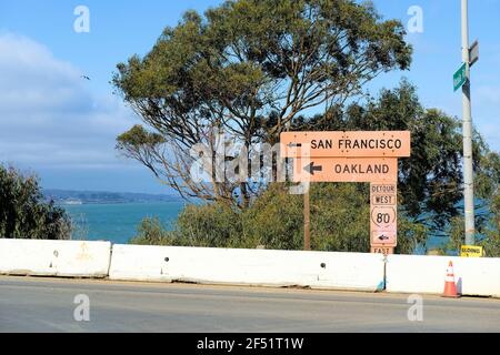 Deviare il segnale stradale su Yerba Buena Island, San Francisco, California che indica i conducenti al Bay Bridge sull'autostrada 80 e San Francisco e Oakland. Foto Stock