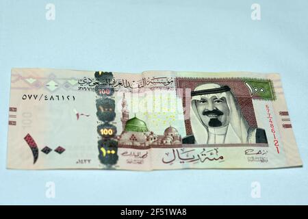 Arabia Saudita banconota da 100 riyals 2009, il riyal Saudita è la valuta dell'Arabia Saudita, focalizzata selettivamente sul regno Saudita cento contanti riyals Foto Stock