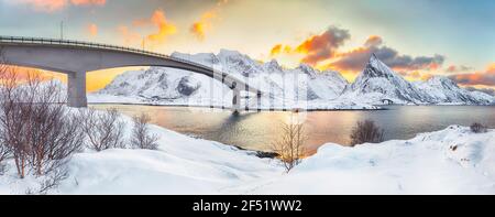 Affascinante vista mattutina dei ponti a sbalzo di Fredvang all'alba. Destinazione di viaggio su Lofotens. Ubicazione: Ramberg, isola di Flakstadoya, Lofoten; N. Foto Stock