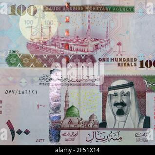 Arabia Saudita banconota da 100 riyals 2009, il riyal Saudita è la valuta dell'Arabia Saudita, focalizzata selettivamente sul regno Saudita cento contanti riyals Foto Stock