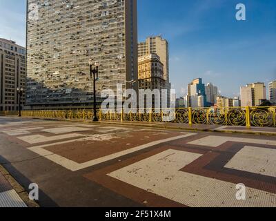 Vista del Viadotto di Santa Ifigenia con grattacieli sullo sfondo, durante il blocco, per evitare Covid-19 nel centro di Sao Paulo Foto Stock