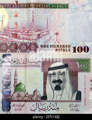 Arabia Saudita banconota da 100 riyals 2009, il riyal Saudita è la valuta dell'Arabia Saudita, focalizzata selettivamente sul regno Saudita cento contanti riyals Foto Stock