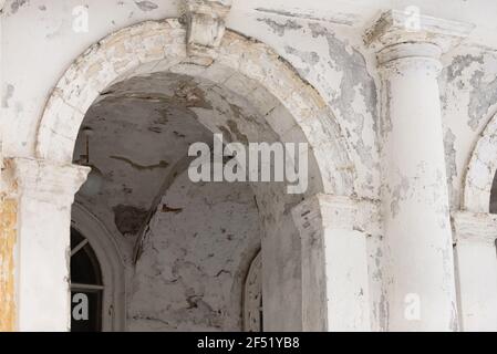 Gabbie di maniero Znamenskoe, dettagli della struttura centrale. Sbucciatura di vernice su una casa secolare nella regione di Mosca. Arco di ingresso. Finestra del primo piano Foto Stock