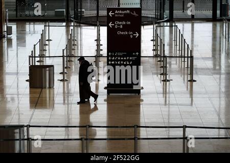 Berlino, Germania. 23 marzo 2021. Un passeggero è visto all'aeroporto di Berlino-Brandeburgo a Schoenefeld, Germania, 23 marzo 2021. La Germania estenderà il suo blocco COVID-19 almeno fino al 18 aprile con restrizioni ancora più severe durante le vacanze di Pasqua, la cancelliera Angela Merkel ha annunciato in una conferenza stampa nelle prime ore di martedì. Credit: Stefan Zeitz/Xinhua/Alamy Live News Foto Stock