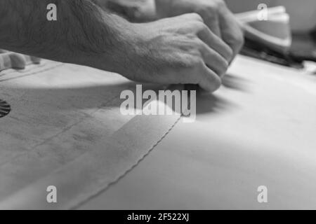 Preparazione di pasta fresca fatta a mano (ravioli italiani) Foto Stock