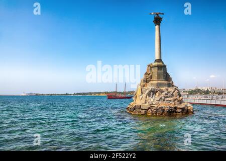 Monumento iconico alle navi sommerse nella baia di Sevastopol. Crimea Foto Stock