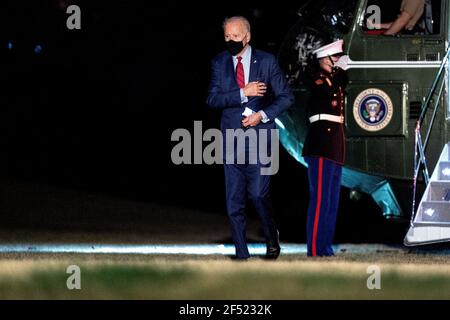 Washington, Stati Uniti d'America. 23 marzo 2021. Il presidente degli Stati Uniti Joe Biden cammina sul prato sud della Casa Bianca martedì 23 marzo 2021 a Washington, DC, Stati Uniti, dopo una gita di un giorno a Columbus, Ohio. Credit: Stefani Reynolds/Pool/Sipa USA Credit: Sipa USA/Alamy Live News Foto Stock