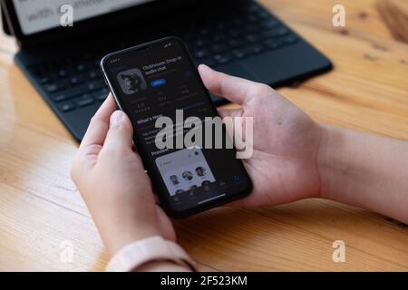 CHIANG mai,THAILANDIA - 21 MARZO 2021 : Vista applicazione Clubhouse sull'iPhone, polemica 2021 che si nasconde dietro l'applicazione Social. Caduta clubhouse in Foto Stock