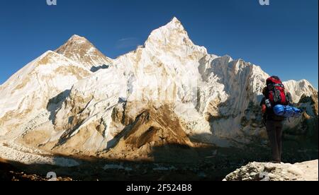 Vista panoramica del Monte Everest con il bel cielo, turistico e Ghiacciaio Khumbu da Kala Patthar - valle Khumbu - Nepal Foto Stock