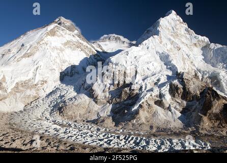 Bella vista del Monte Everest, Lhotse e nuppse dal campo base di Pumo Ri - modo per il campo base Everest - Nepal Foto Stock