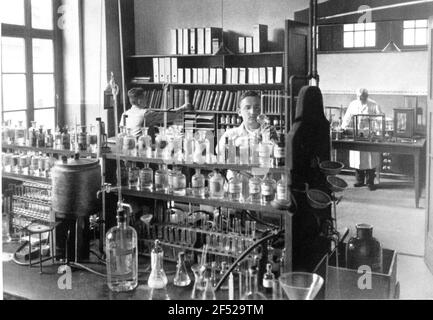 Società Go & Co. AG, Action building Leipziger Straße 7/13. Laboratorio di esame. Riproduzione mediante fotografia. Fig. Pagina 87 in: 100 anni go. Storia della società Go & Co., A.G., Dresda 1835/1935. Dresda: W. Lupert, 1935. Dresda: Slb 34.4.1589 Foto Stock