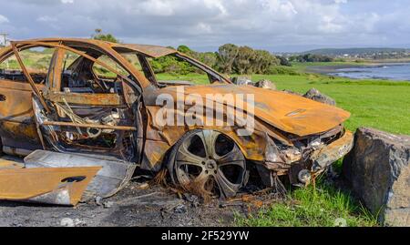 Vista ravvicinata dell'auto abbandonata bruciata presso il beauty spot sulla spiaggia, Shellhport, NSW Australia Foto Stock