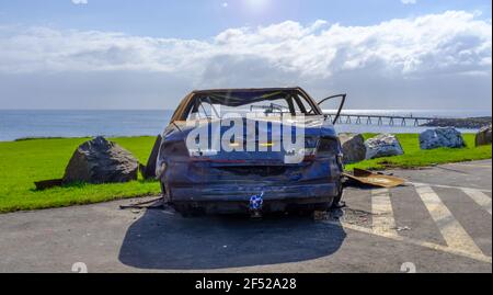 Vista posteriore dell'auto abbandonata bruciata al punto di bellezza lato spiaggia, Shellhafour, NSW Australia Foto Stock