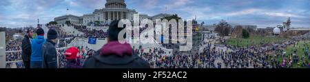 6 gennaio 2021, Panorama del Campidoglio riot. Una grande folla di sostenitori di Trump che salgono sul Campidoglio degli Stati Uniti dopo il Save America Rally, Washington, USA Foto Stock