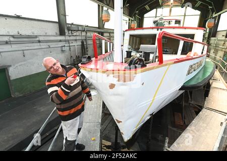 Friedrichshafen, Germania. 23 marzo 2021. Henry von Hoff, dipendente del Bodensee Schiffsbetriebe (BSB), pennellerà la prua della nave a motore Reichenau, che si sta preparando per la stagione nel cantiere navale di Friedrichshafen. (A dpa: 'Nave da escursione 'Reichenau' nel cantiere da sradere') Credit: Felix Kästle/dpa/Alamy Live News Foto Stock