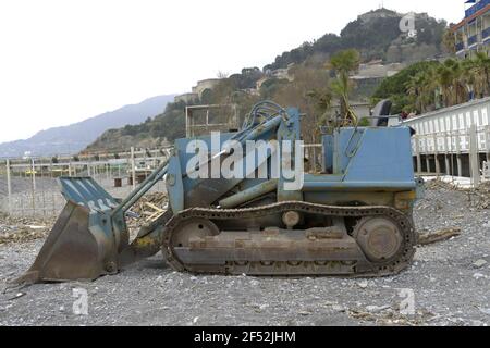 Vecchio bulldozer (anni 70 / 90) utilizzato per la pulizia delle spiagge dopo le tempeste invernali Foto Stock