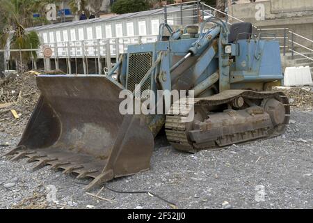 Vecchio bulldozer (anni 70 / 90) utilizzato per la pulizia delle spiagge dopo le tempeste invernali Foto Stock