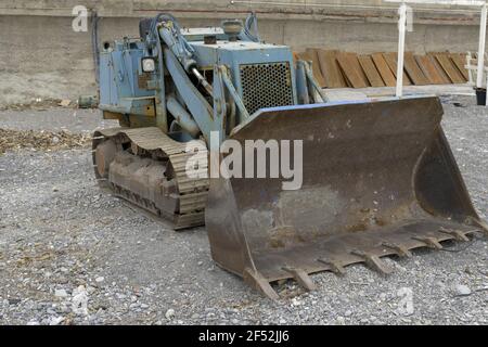 Vecchio bulldozer (anni 70 / 90) utilizzato per la pulizia delle spiagge dopo le tempeste invernali Foto Stock