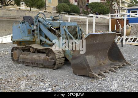 Vecchio bulldozer (anni 70 / 90) utilizzato per la pulizia delle spiagge dopo le tempeste invernali Foto Stock