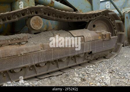 Vecchio bulldozer (anni 70 / 90) utilizzato per la pulizia delle spiagge dopo le tempeste invernali Foto Stock