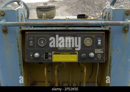 Vecchio bulldozer (anni 70 / 90) utilizzato per la pulizia delle spiagge dopo le tempeste invernali Foto Stock