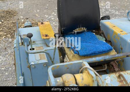 Vecchio bulldozer (anni 70 / 90) utilizzato per la pulizia delle spiagge dopo le tempeste invernali Foto Stock