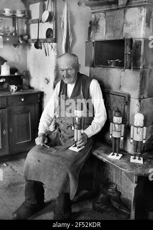 Nussknackerschnitzer Wilhelm Fichtner all'Ovenbank, Oberseiffenbach Foto Stock
