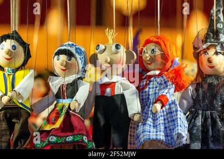 Tradizionali marionette e marionette in legno fatte a mano in vendita a praga come souvenir, Praga, Repubblica Ceca. Foto Stock