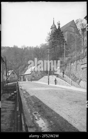 Tharandt. Cotta strada con chiesa Foto Stock
