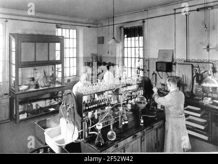 Società Go & Co. AG, Action building Leipziger Straße 7/13. Laboratorio di test chimico-farmaceutico. Riproduzione mediante fotografia. Fig. Pagina 91 in: 100 anni go. Storia della società Go & Co., A.G., Dresda 1835/1935. Dresda: W. Lupert, 1935. Dresda: Slb 34.4.1589 Foto Stock