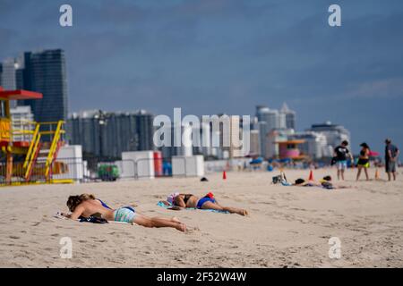 Turisti prendere il sole a Miami Beach social distancing durante covid 19 pandemia Foto Stock