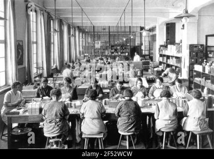 Società Go & Co. AG, Action building Leipziger Straße 7/13. Stazione di riempimento. Riproduzione mediante fotografia. Fig. Pagina 85 in: 100 anni go. Storia della società Go & Co., A.G., Dresda 1835/1935. Dresda: W. Lupert, 1935. Dresda: Slb 34.4.1589 Foto Stock