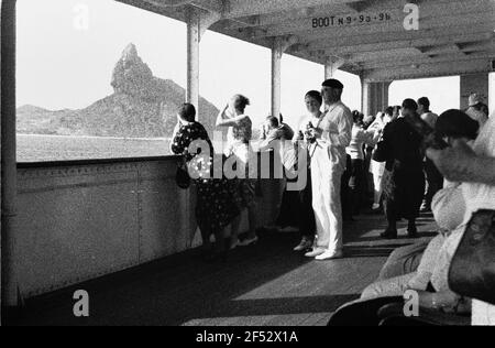 Foto di viaggio Brasile. Vista dal ponte sul lungomare di Monte Rosa su una roccia del gruppo isola Fernando de Noronha Foto Stock