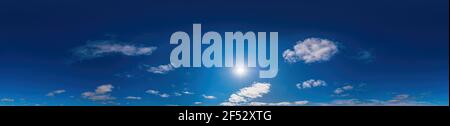 Panorama cielo con nuvole Cirrus in formato equirettangolare sferico senza giunture. Full Zenith per l'uso in 3D grafica, gioco e montaggio aereo drone 360 Foto Stock