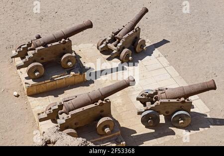 Vecchio abbandonato canoni napoleonica in un abbandonato Roman Fort a El Quseir Egitto Foto Stock