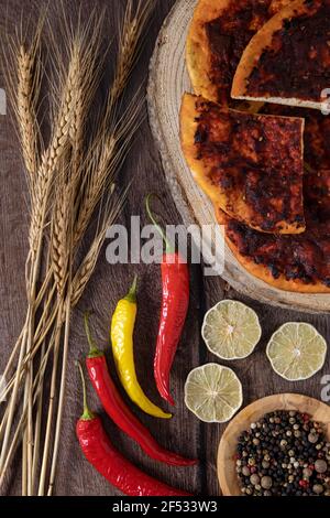 Arabic Fatayer, Petaeer Flat pane cotto con paprika calda e piccante sulla parte superiore. Foto Stock