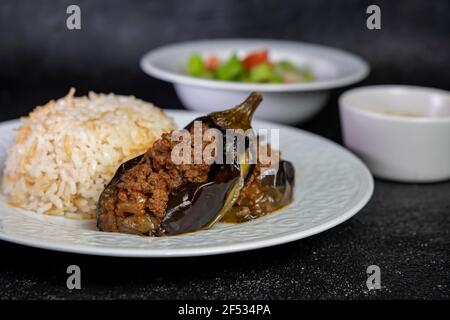 Karnıyarık è un piatto della cucina turca composto da melanzane farcite con un mix di cipolle tritate, pomodori, prezzemolo e carne macinata. Top vie Foto Stock