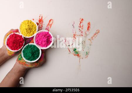 holi saluti vista delle mani con gulal per la primavera indù festival dei colori Foto Stock