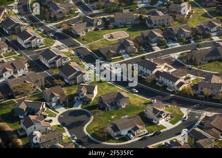 Vista aerea diurna di un quartiere residenziale a Oceanside, California, Stati Uniti. Foto Stock