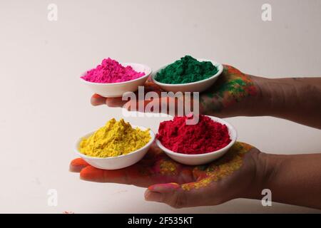 holi saluti vista delle mani con gulal per la primavera indù festival dei colori Foto Stock