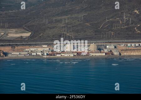 Vista aerea di una centrale nucleare lungo la costa californiana. Foto Stock