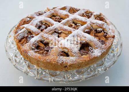 Torta di mele fatta a casa primo piano su sfondo bianco. Foto Stock