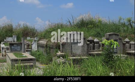 Cultura cinese tradizionale tombe in cemento con il nome cinese memoriale è nel cimitero. Pekalongan, Indonesia, 19 marzo 2021 Foto Stock