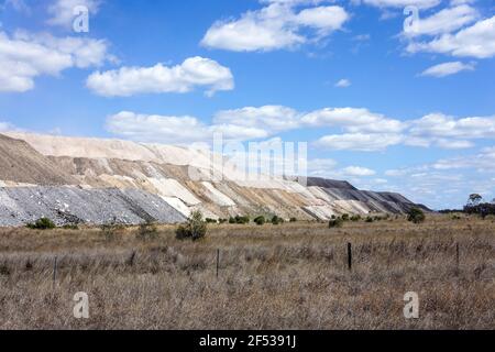 Rovinare cumuli e sovraccarichi che è il suolo superiore e strati indesiderabili scaricati da Clermont aperto taglio miniera di carbone nel Queensland occidentale. Foto Stock