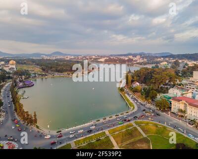 Vista aerea della città di Dalat. La città si trova sull'altopiano di Langbian, nella parte meridionale della regione delle Highlands centrali del Vietnam Foto Stock