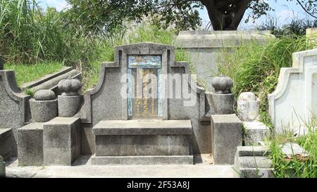 Cultura cinese tradizionale tombe in cemento con il nome cinese memoriale è nel cimitero. Pekalongan, Indonesia, 19 marzo 2021 Foto Stock