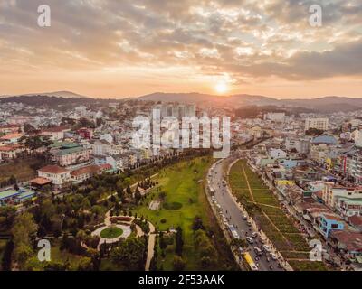 Vista aerea della città di Dalat. La città si trova sull'altopiano di Langbian, nella parte meridionale della regione delle Highlands centrali del Vietnam Foto Stock