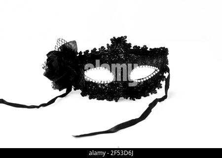 Una maschera veneziana nera fantasia con pizzo e diamantati per carnevale, fasching o mardi gras isolato su uno sfondo bianco. Foto Stock