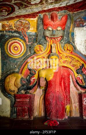 Antica statua colorata del Buddha nel tempio di Ravana vicino Ella città sull'isola di Sri Lanka Foto Stock