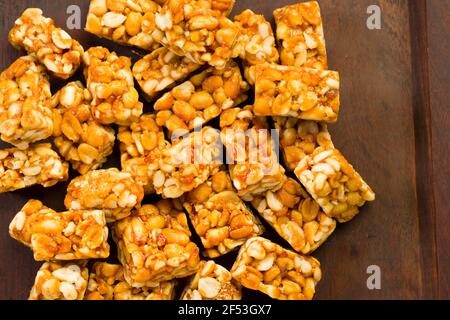 Bar di arachidi, bar di arachidi dolci croccanti che è molto sano e gustoso snack, disposti in una base di legno, vista dall'alto. Foto Stock